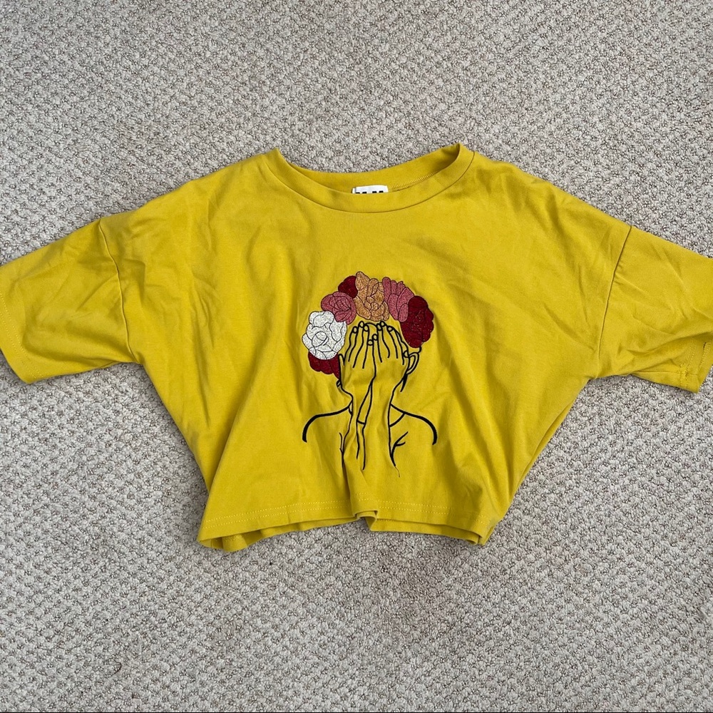 CROPPED EMBROIDERED TEE